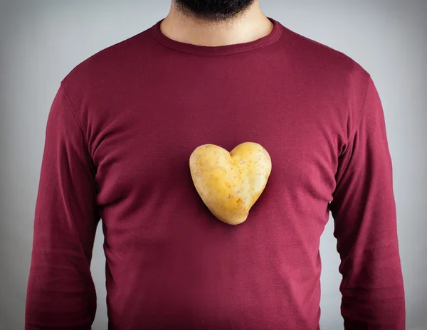 Homem com um coração em forma de batata no peito . — Fotografia de Stock