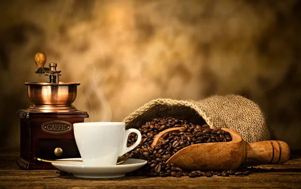 Café expreso con molinillo de café viejo — Foto de Stock