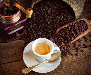 Eski kahve öğütücü ile kahve espresso