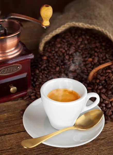 Eski kahve öğütücü ile kahve espresso — Stok fotoğraf