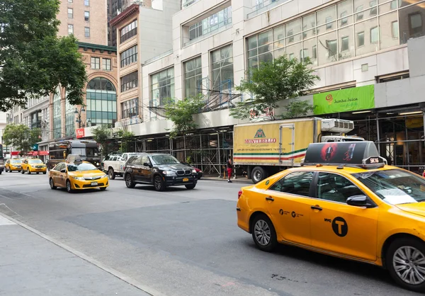 Tráfico de la ciudad en Manhattan en un día soleado . — Foto de Stock