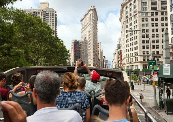 Flatiron building facade with tourists in bus — Stock Photo, Image