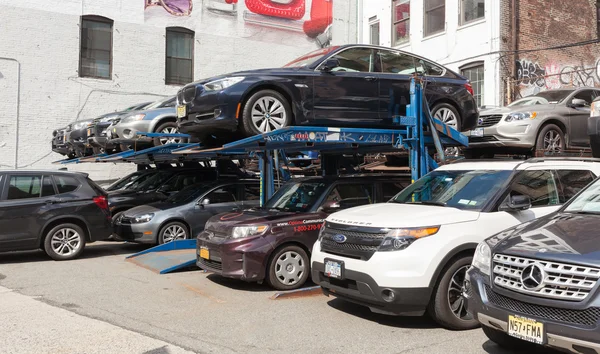 Pequeno estacionamento multi-nível em Nova York — Fotografia de Stock