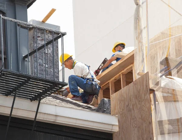 Trabajadores chinos trabajando en el techo —  Fotos de Stock
