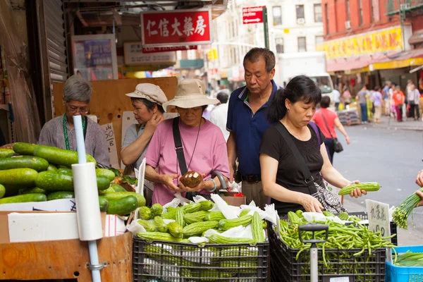 水果和蔬菜站在唐人街 — 图库照片