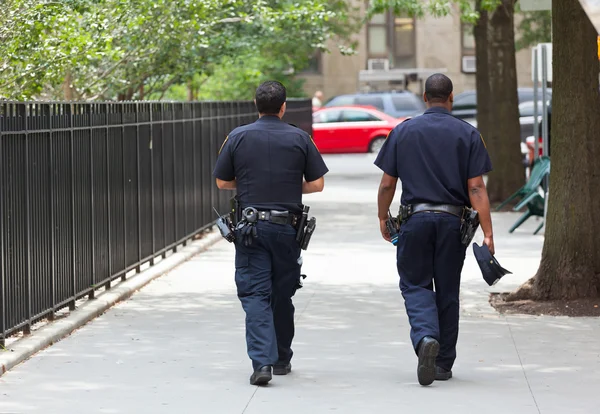 Dois policiais das traseiras no centro de Manhattan . — Fotografia de Stock