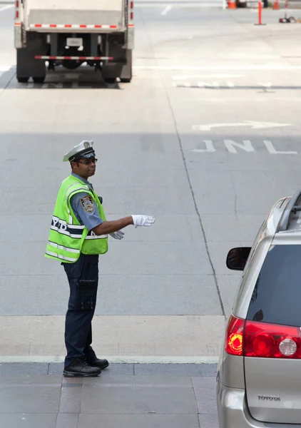 Poliziotta affic nel traffico urbano di Manhattan . — Foto Stock