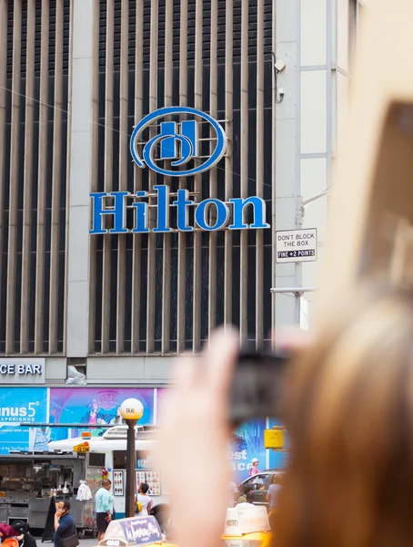 Tourist photographing the sign of Hilton hotel, NYC. — Stok fotoğraf