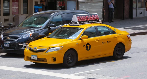 Classic street view of yellow cabs in New York city — Stock Photo, Image