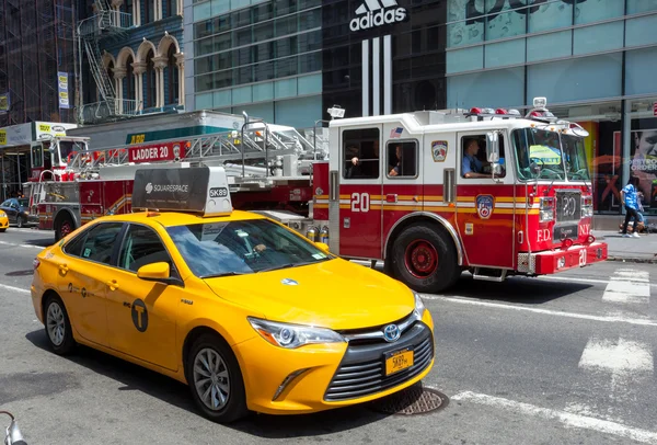 FDNY firetruck and yellow cab in Manhattan — Stok fotoğraf