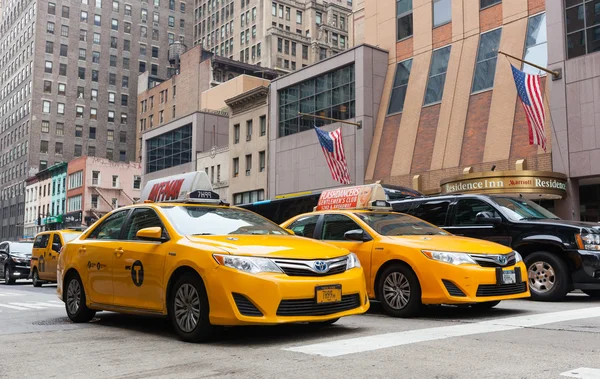 Classic street view of yellow cabs in New York city — Stock Photo, Image