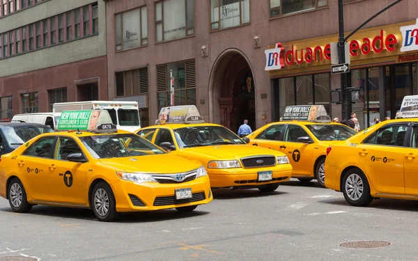 经典的黄色出租车在纽约城的街景 — 图库照片