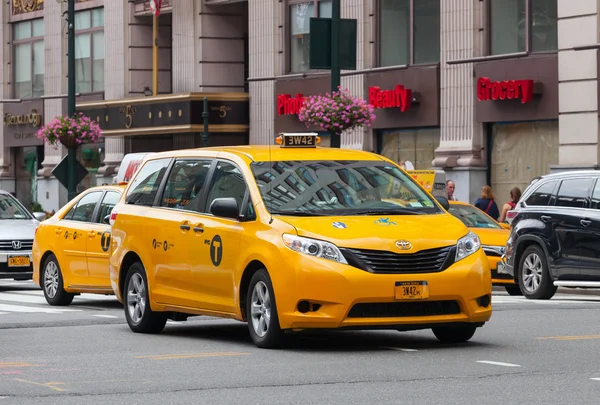 Special yellow cab for disabled in Manhattan, NYC. — Stock fotografie