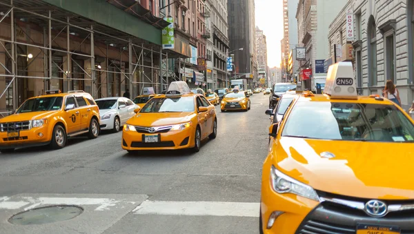 Vista clásica de la calle de taxis amarillos en la ciudad de Nueva York — Foto de Stock