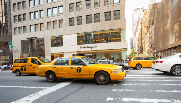 Yellow cabs in Manhattan near the store's Salvatore Ferragamo — Stock Photo, Image
