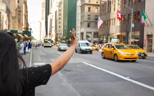 Tourist call a yellow cab in Manhattan with typical gesture — Stockfoto