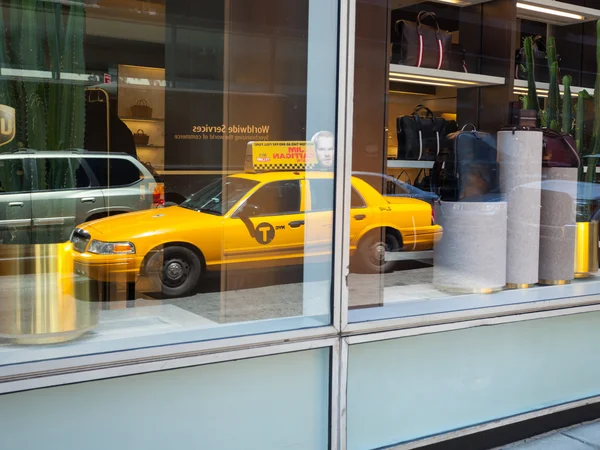 Réflexion sur la fenêtre d'un taxi jaune à Manhattan — Photo