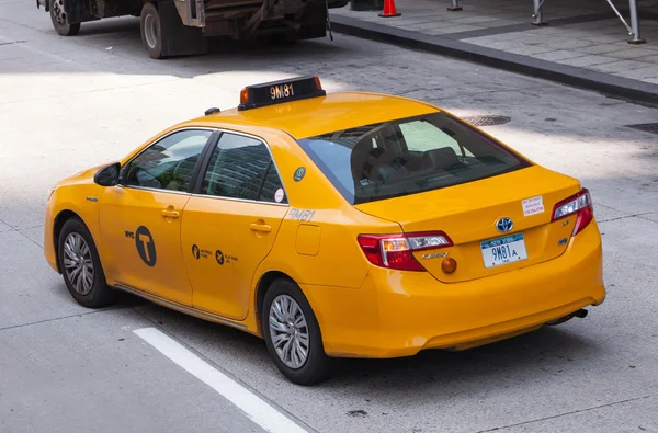 Vista clásica de la calle de taxis amarillos en la ciudad de Nueva York — Foto de Stock