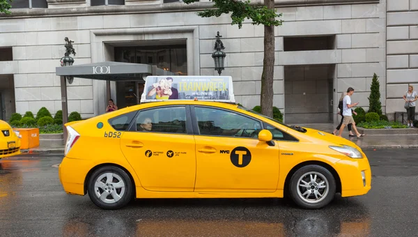 Yellow cabs in Manhattan in a rainy day. — Stock fotografie