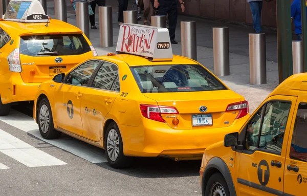 Classic street view of yellow cabs in New York city — Stock Photo, Image