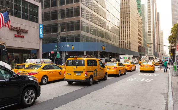 뉴욕시의 노란색 택시의 클래식 스트리트 뷰 — 스톡 사진