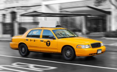 New York City, Ny, Amerika Birleşik Devletleri - 07 Temmuz 2015: Manhattan yağmurlu bir gün sarı taksi.