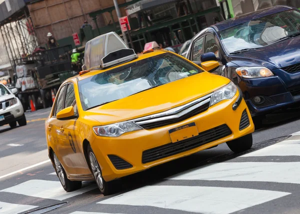 NEW YORK CITY, NY, USA - JULY 07, 2015: Classic street view with yellow cab — Stock Photo, Image