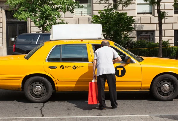 НЬЮ-ЙОРК Сити, Нью-Йорк, США - 07 июля 2015 г.: Мужчина просит информацию — стоковое фото