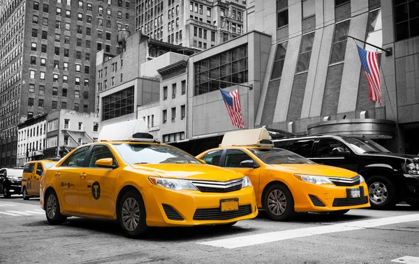 NEW YORK CITY, NY, USA - JULY 07, 2015: Classic street view of yellow cabs — Stock Photo, Image