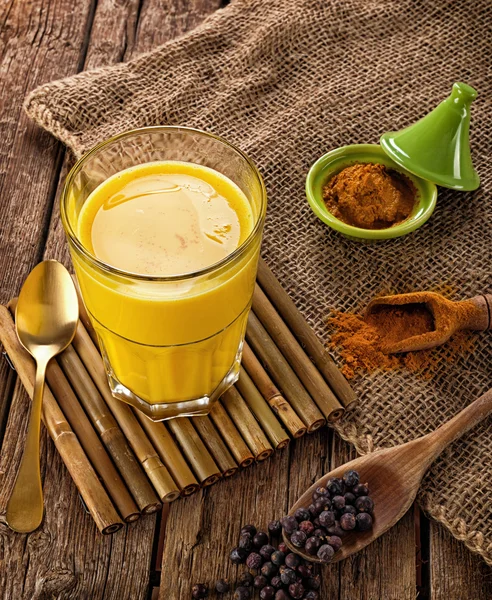 Latte d'oro fatto con curcuma . — Foto Stock