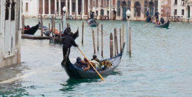 Venedik 'te gondol gezisi