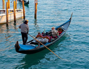 Venedik 'te gondol gezisi