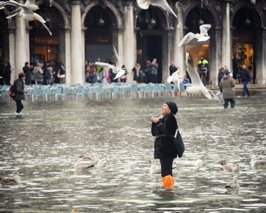 Turistler içinde San Marco Meydanı ile yüksek gelgit, Venedik, İtalya.