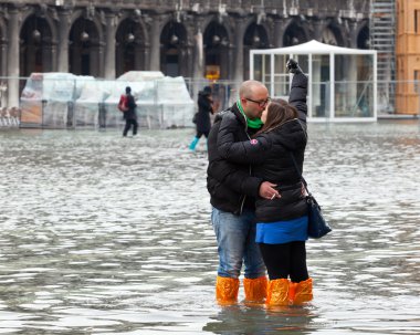 Turistler içinde San Marco Meydanı ile yüksek gelgit, Venedik, İtalya.