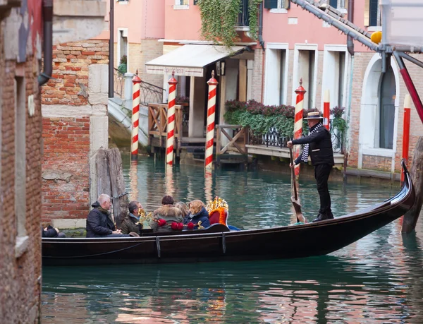 Paseo en góndola en Venecia — Foto de Stock