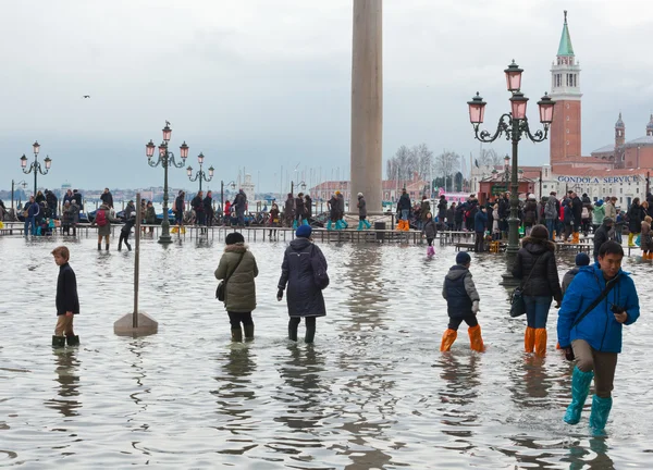 Toeristen in San Marco plein met hoog tij, Venetië, Italië. — Stockfoto