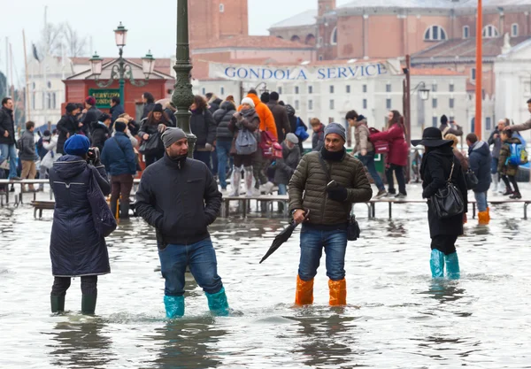 游客在圣马可广场与涨潮，威尼斯，意大利. — 图库照片