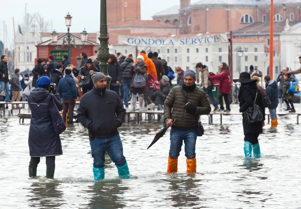 Turistas em San Marco Square com maré alta, Veneza, Itália . — Fotografia de Stock