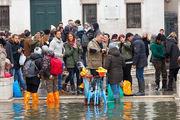 Touristen auf dem San Marco Platz bei Flut, Venedig, Italien. — Stockfoto