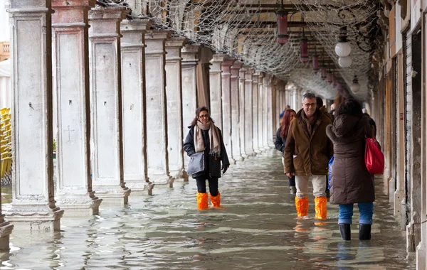 Turisták, a San Marco tér, a dagály, Velence, Olaszország. — Stock Fotó