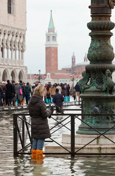 Touristen auf dem San Marco Platz bei Flut, Venedig, Italien. — Stockfoto