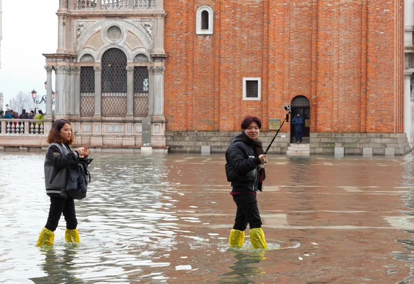 Tourists in San Marco square with high tide, Venice, Italy. — Stock Photo, Image