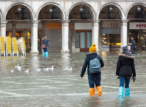 Turistas en Plaza San Marco con marea alta, Venecia, Italia . — Foto de Stock