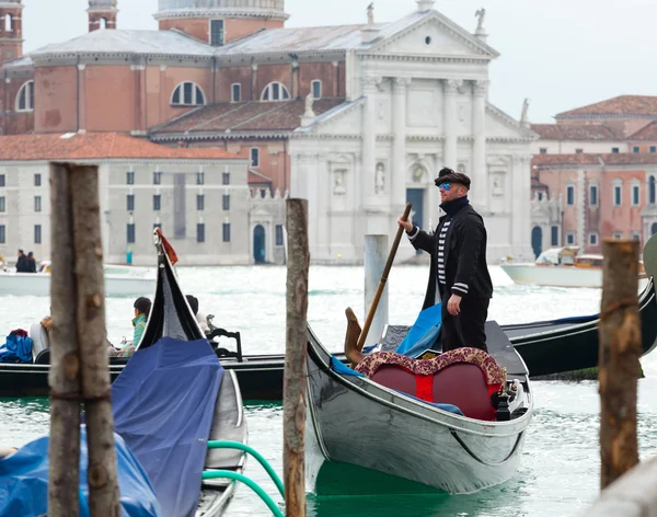 Gondolier in Venice lagoon — Stock Photo, Image