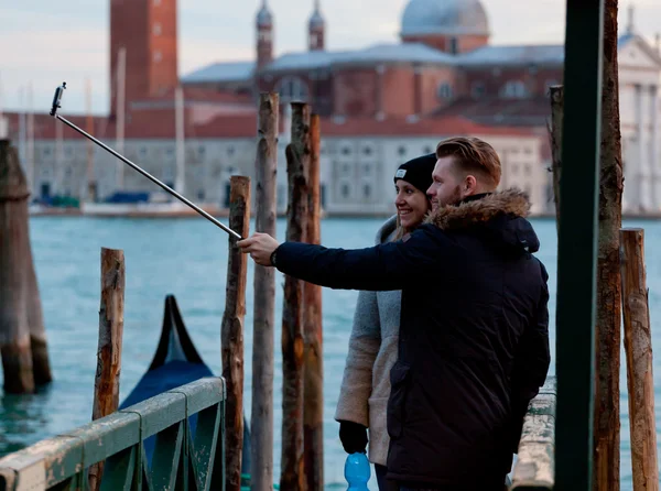 Turister tar selfie med pinne i Venedig — Stockfoto