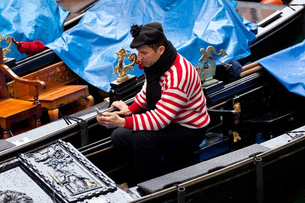 Gondolier using a mobile phone while waiting for clients — Stock Photo, Image