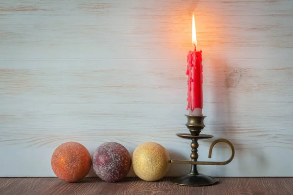 Decoración Navidad Vela Roja Ardiente Candelero Adornos Sobre Fondo Madera — Foto de Stock