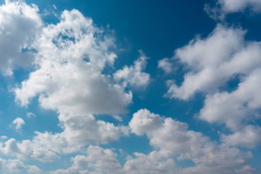 Pamuk gibi bulutları olan mavi gökyüzü. Mavi gökyüzü ve beyaz bulutlar. Cennetin manzarası. Meteoroloji. Hava Durumu.