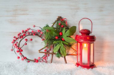 Fotokopi için böğürtlenli Noel ağacı, çelenk ve fener ahşap arka planda yanan kırmızı mum. Noel dekorasyonu