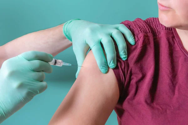 Verpleegkundige Injectiespuit Geeft Injectie Aan Vrouwelijke Patiënt Vaccinatie Het Vaccinatiecentrum Stockfoto